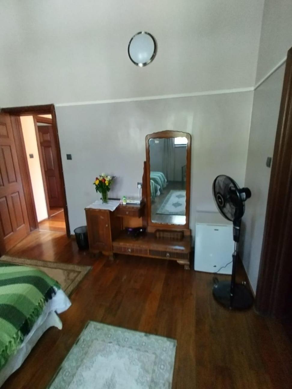 Florances Rest House ไนโรบี ภายนอก รูปภาพ